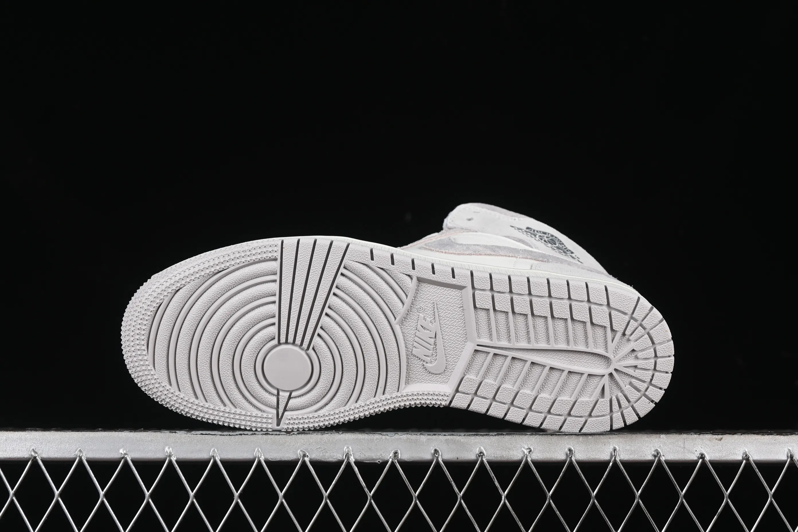 All categories Air Jordan Jordan series basketball shoes Air Jordan 1 Mid Air Jordan 1 Mid AJ1 Joe 1 white and gray color Zhongbang basketball shoes FQ7720-002
